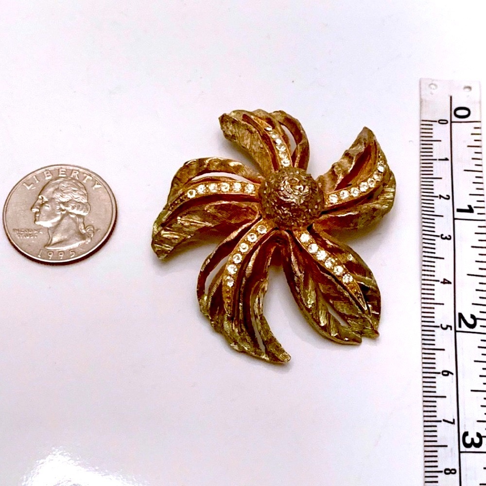 VINTAGE GOLDEN FLOWER W/WHITE STONES - Picture 4 of 6